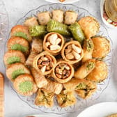 صينية بقلاوة مشكّلة للهدايا