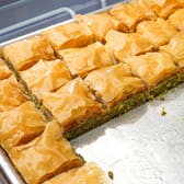 بقلاوة تركية مربّعة بالفستق