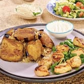 مقلوبة مع أسياخ دجاج مشوي