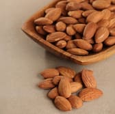 لوز محمّص جاف من دون ملح