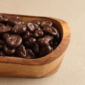 توت بري مغطى بالشوكولاتة الداكنة