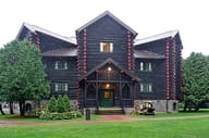 واجهة Château Montebello الخشبية