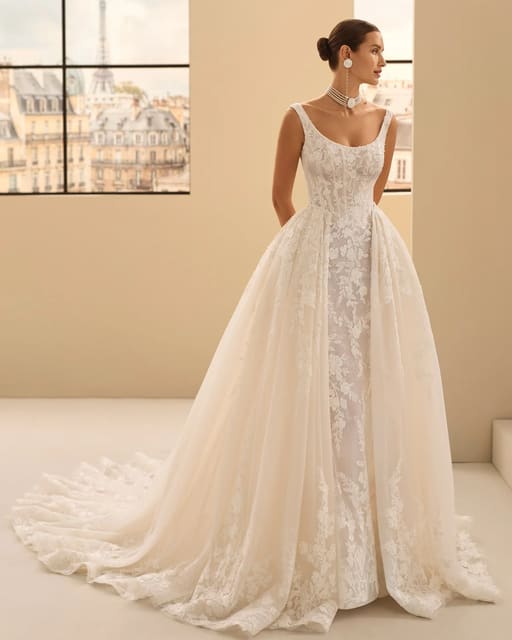 صورة من Proms & Weddings، ١ من ٣