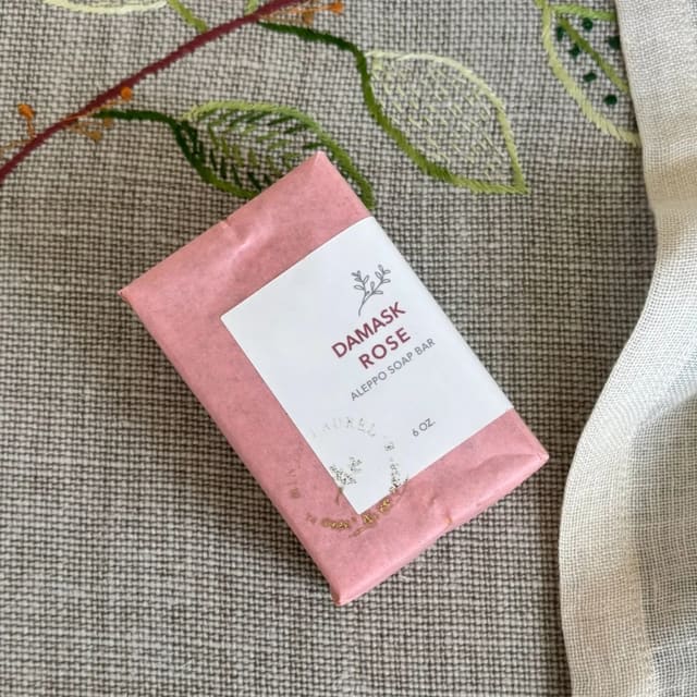 صورة من Mint + Laurel، ١ من ٢