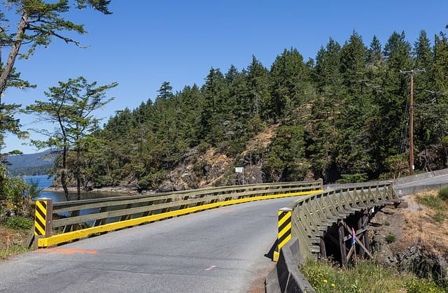 صورة من Roche Cove: خليج ومسارات في الغابة، ٢ من ٥