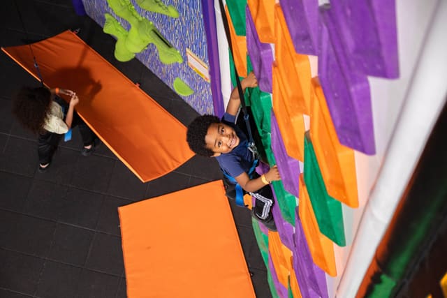 صورة من Clip ’n Climb Brossard: تسلق داخلي للأطفال والكبار، ٤ من ١٨
