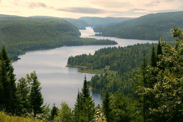 صورة من La Mauricie: بحيرات ومسارات مشي بين الغابات، ١ من ١٥