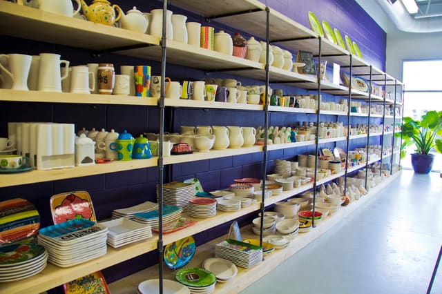 صورة من Wet Paint Pottery: لوّنوا قطعة فخارية بأنفسكم، ١ من ١