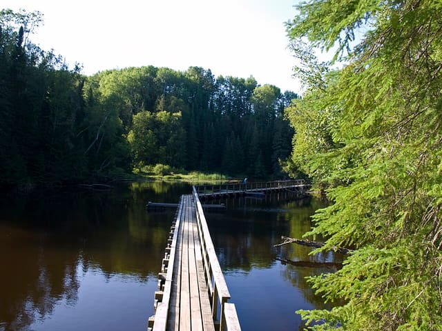 صورة من La Mauricie: بحيرات ومسارات مشي بين الغابات، ٥ من ١٥
