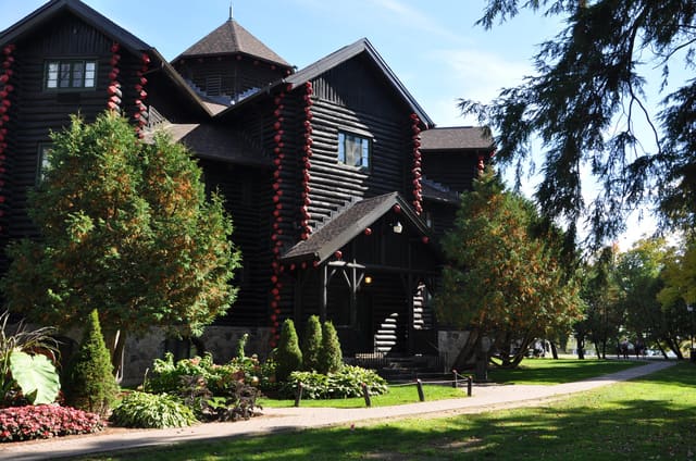 صورة من Château Montebello: مطاعم القصر الخشبي ومدفأته في كل الفصول، ٦ من ١٨