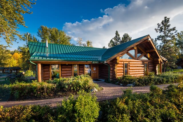 صورة من Mission Creek Regional Park: غابة وملعب وقناة أسماك، ١ من ٣