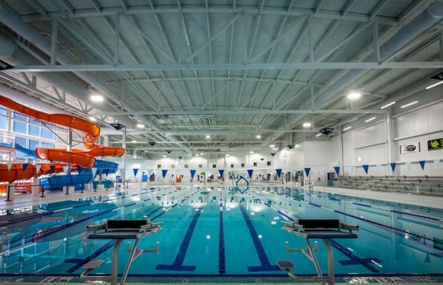 صورة من SLS Centre Aquatics: سباحة وزحاليق في Cochrane، ١ من ٤