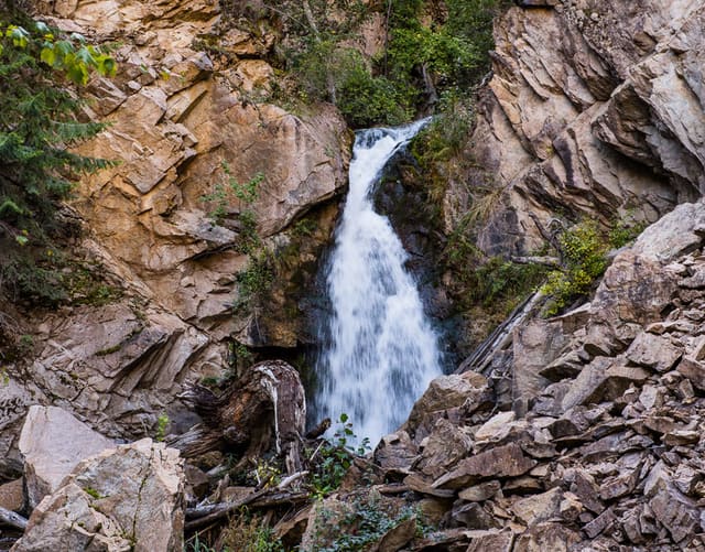 صورة من Hardy Falls: مشي قصير إلى الشلال في Peachland، ١ من ٣