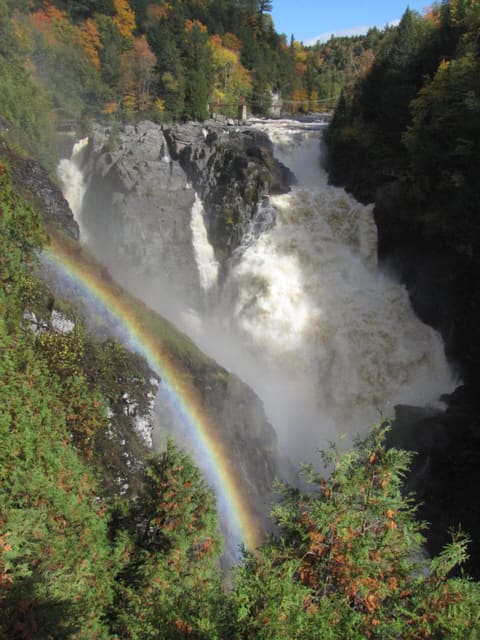 صورة من Canyon Sainte-Anne: شلال ٧٤ متراً وجسور معلّقة، ١ من ١٧