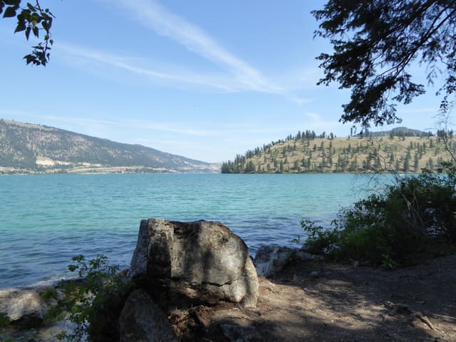 صورة من Kaloya Regional Park: شاطئ ونزهة عند Kalamalka Lake، ٢ من ٣