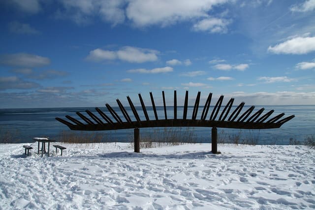 صورة من Doris McCarthy Trail: نزول عبر الوادي نحو البحيرة، ٣ من ٤