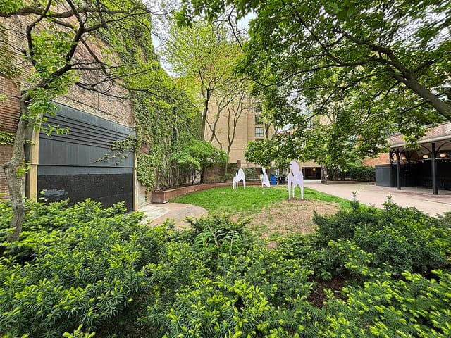 صورة من Toronto Sculpture Garden: محطة قصيرة للفن العام، ١ من ٩