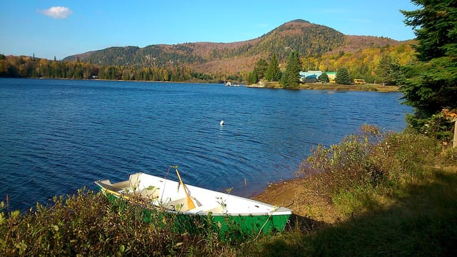 صورة من حديقة Mont-Tremblant الوطنية: بحيرة Monroe من الأعلى، ٤ من ٢٠