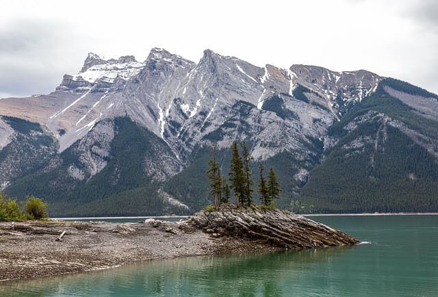 صورة من Lake Minnewanka Day Use: مشي ونزهة على بحيرة جبلية، ٤ من ١٨
