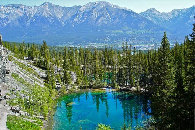 صورة من Grassi Lakes: بحيرات فيروزية فوق Canmore، ١ من ٢٥