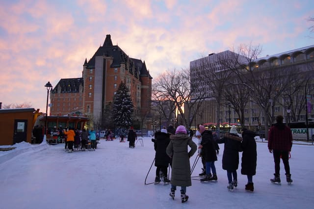 صورة من Cameco Meewasin Skating Rink: تزلّج شتوي قرب النهر، ١ من ١