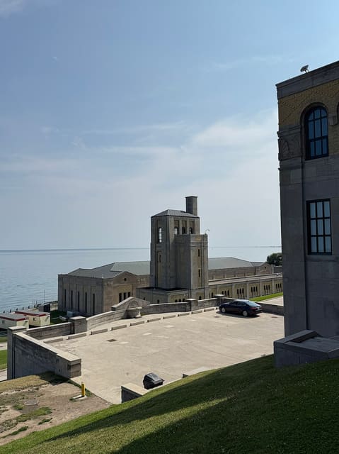 صورة من R.C. Harris Water Treatment Plant: مشاهدة عمارة Art Deco من الشارع، ٦ من ٦