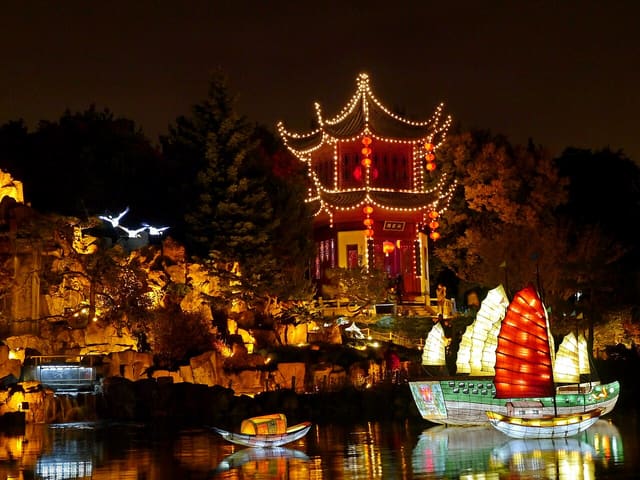 صورة من Jardins de lumière: فوانيس الحديقة النباتية ليلاً، ٢ من ١٦