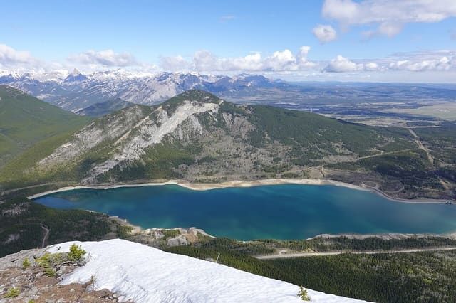 صورة من Barrier Lake Day Use: شاطئ بحيرة ومناظر جبال، ٢ من ١٦