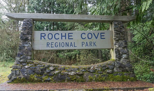 صورة من Roche Cove: خليج ومسارات في الغابة، ٤ من ٥