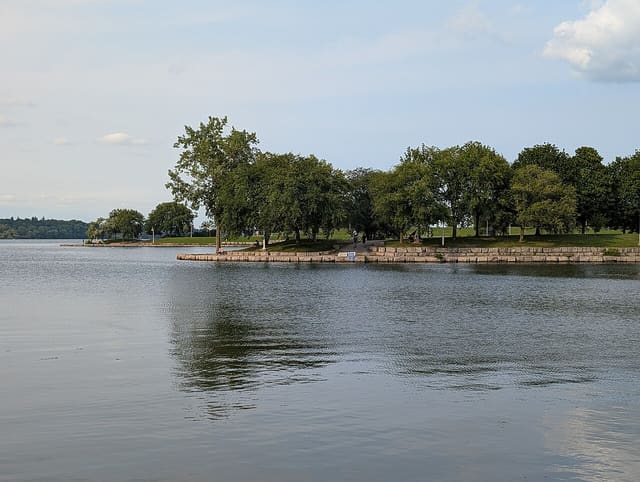صورة من Bayfront Park: ممشى على ميناء Hamilton، ٣ من ٣