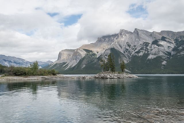 صورة من Lake Minnewanka Day Use: مشي ونزهة على بحيرة جبلية، ٣ من ١٨