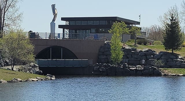 صورة من Parc de la Cité: مسارات حول الماء، ٢ من ١٥