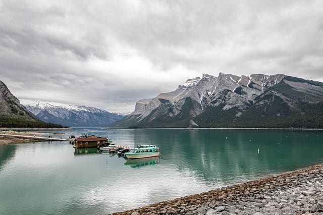 صورة من Lake Minnewanka Day Use: مشي ونزهة على بحيرة جبلية، ٥ من ١٨