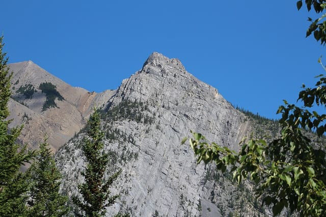 صورة من Mount Lorette Ponds: مشي حول البرك وانعكاسات الجبل، ١ من ١٩
