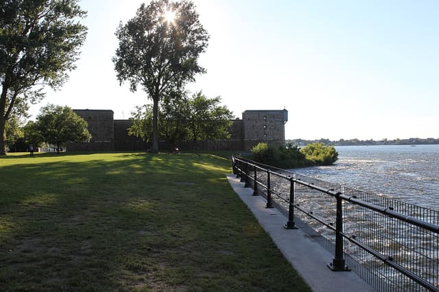 صورة من Fort Chambly: قلعة وتاريخ على نهر Richelieu، ٣ من ٢٢
