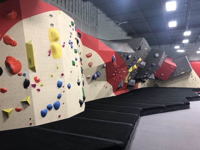 صورة من Calgary Climbing Centre Chinook: تسلق داخلي وتحديات للجسم، ١ من ١