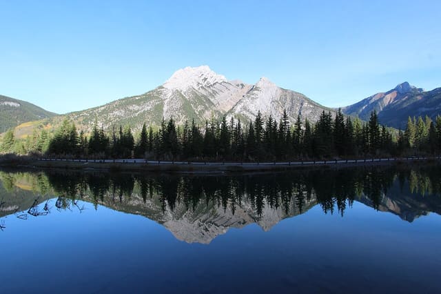 صورة من Mount Lorette Ponds: مشي حول البرك وانعكاسات الجبل، ٤ من ١٩