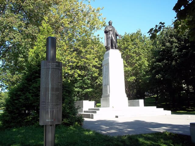 صورة من Parc La Fontaine: برك ونزهات في حي البلاتو، ٦ من ٢٣