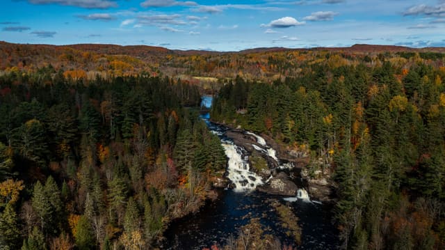 صورة من Chutes-Dorwin وMonte-à-Peine: شلالات Lanaudière في كل الفصول، ٤ من ٣٢