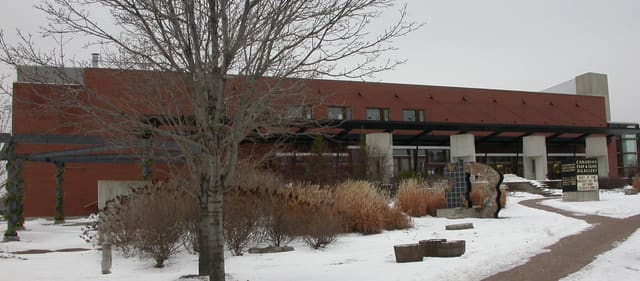 صورة من Canadian Clay & Glass Gallery: فن الخزف والزجاج، ١ من ١
