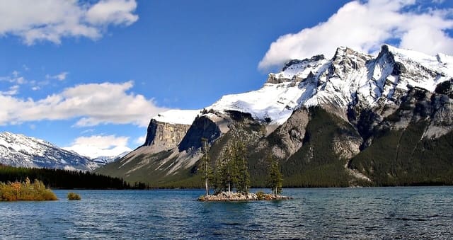 صورة من Lake Minnewanka Day Use: مشي ونزهة على بحيرة جبلية، ١ من ١٨