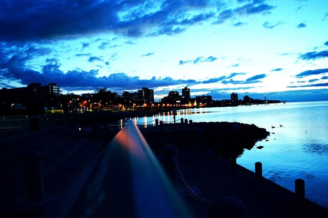 صورة من Spencer Smith Park: ممشى البحيرة ورصيف Brant Street، ٢ من ٣