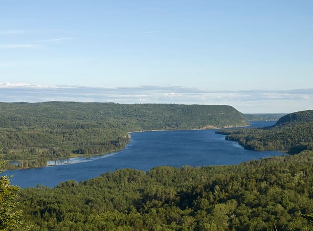 صورة من La Mauricie: بحيرات ومسارات مشي بين الغابات، ٣ من ١٥