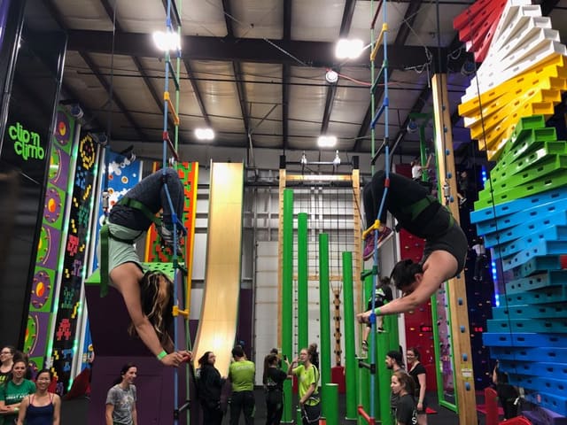 صورة من Clip ’n Climb: جدران تسلّق ملوّنة بتأمين تلقائي، ١ من ٢