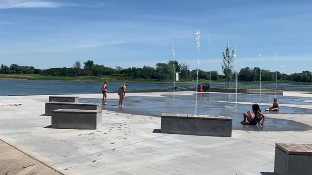 صورة من Plage de l'Est: ممشى ورصيف وألعاب مائية على نهر Saint-Laurent، ٤ من ٦