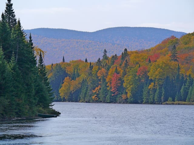 صورة من حديقة Mont-Tremblant الوطنية: بحيرة Monroe من الأعلى، ٥ من ٢٠