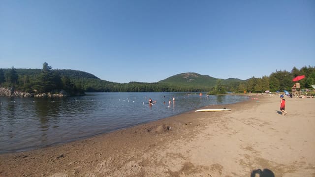 صورة من Parc national du Mont-Orford: قمم وشواطئ بحيرات ومسارات ثلجية، ٣ من ١٩