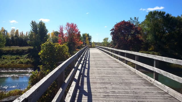 صورة من جزر Boucherville: دراجات وكاياك على نهر Saint-Laurent، ١ من ١٥
