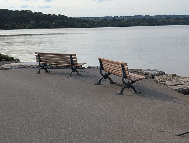 صورة من Bayfront Park: ممشى على ميناء Hamilton، ٢ من ٣