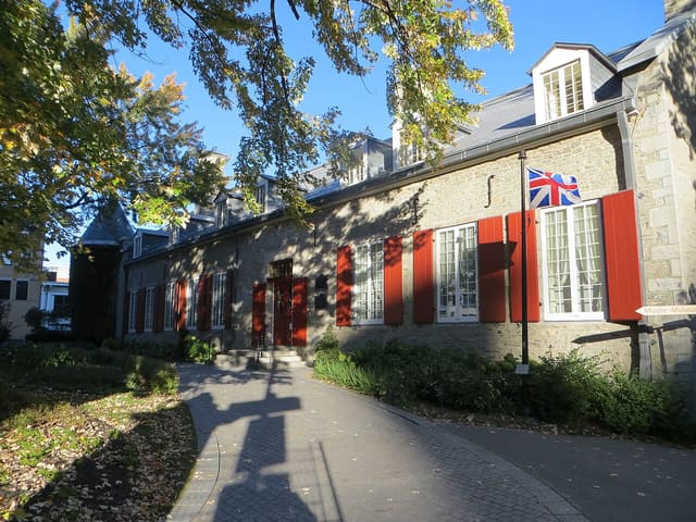 صورة من Château Ramezay: تاريخ مونتريال وحديقة الحاكم، ٤ من ١٥
